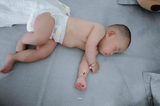 百色几个月宝宝会抬头
